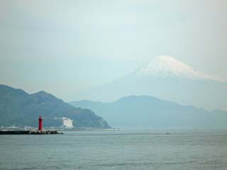 半島の突端からの富士山